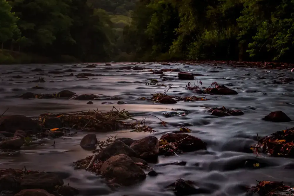Água correndo entre as pedras do rio