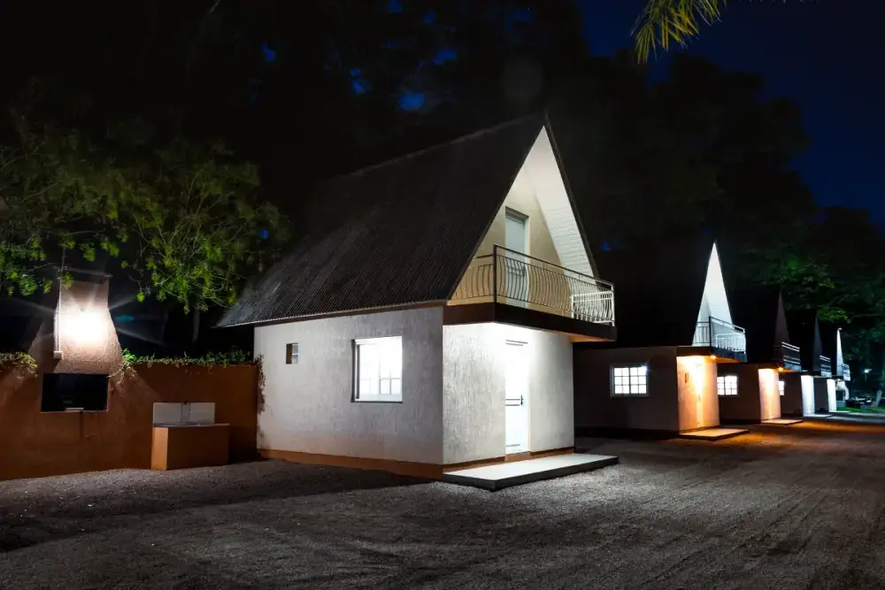Cabanas iluminadas à noite